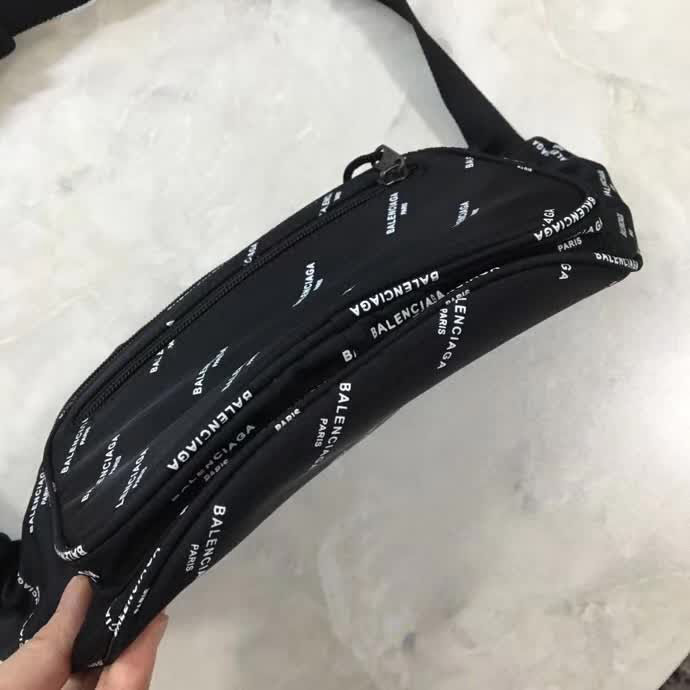 BALENCIAG巴黎世家 帆布胸包腰包 簡單輕便  BL1134
